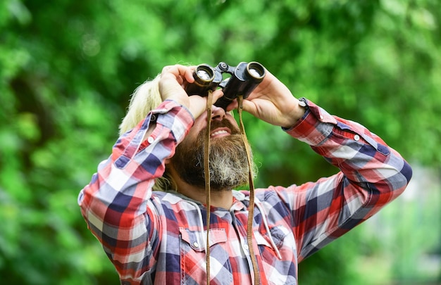 Kerl erkunden Umwelt Tourismus Sommerurlaub Hobby und Freizeit Naturbeobachtung Mann Ornithologie-Expedition im Wald Mann Naturbeobachtung Hipster Tourist hält Fernglas Naturhintergrund