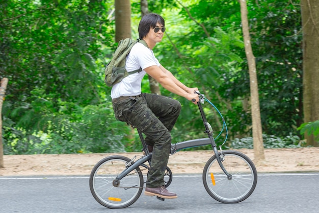 Kerl und Fahrrad im Park