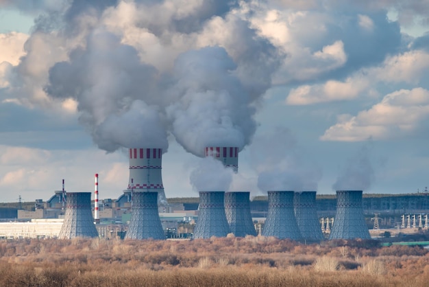 Foto kernkraftwerk mit kühlturm des atomkraftwerks industriezone emission von dampf