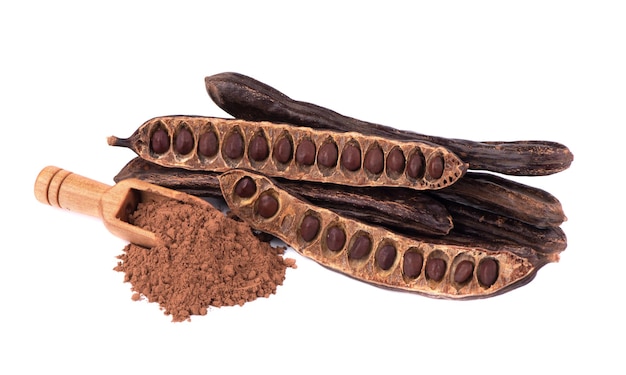 Kerob-samen isoliert auf weißem hintergrund vegetarischer kakao