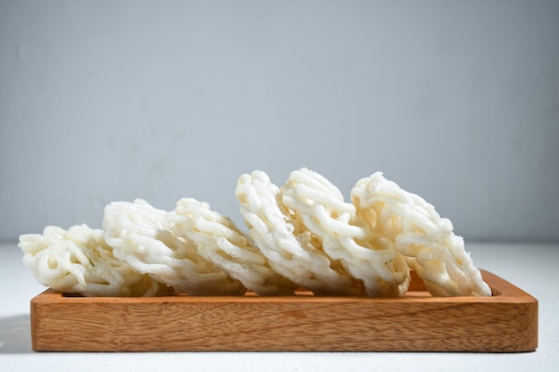 Kerupuk Indonesien ist ein indonesischer traditioneller beliebter Cracker, der aus auf Weiß isolierter Stärke hergestellt wird