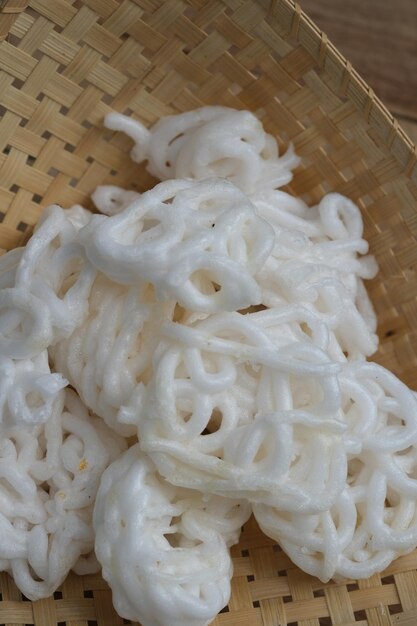 kerupuk krupuk ikan Putih oder kerupuk Warung. Traditionelle indonesische Cracker aus Tapiokastärke