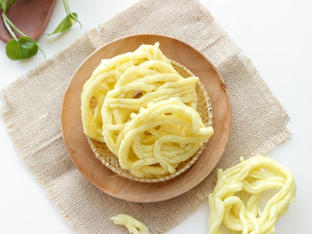 Kerupuk mie kuning é biscoitos fritos tradicionais indonésios feitos de amido