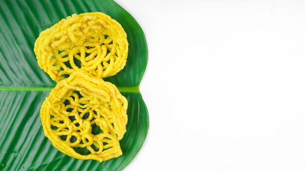 Kerupuk Mie oder Nudelcracker sind das beliebteste Essen in Indonesien. Hergestellt aus gelben Nudeln und Knoblauch, serviert auf Bananenblättern