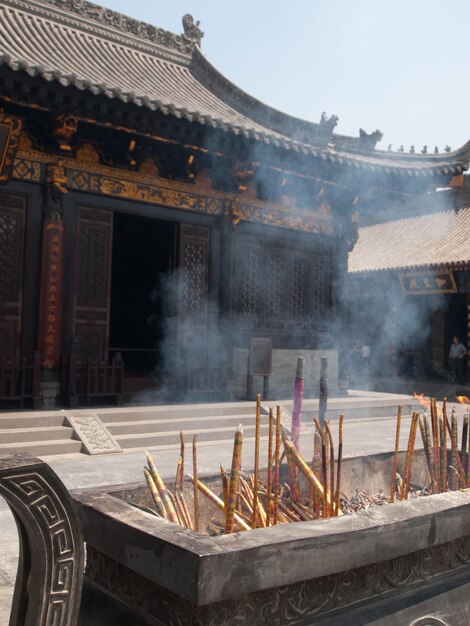 Kerze, die am buddhistischen Tempel in Xian, China brennt.