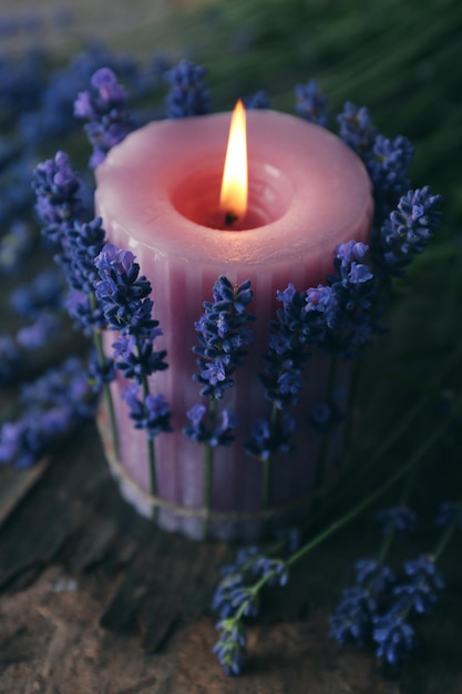 Kerze mit Lavendelblüten auf dem Tisch aus nächster Nähe