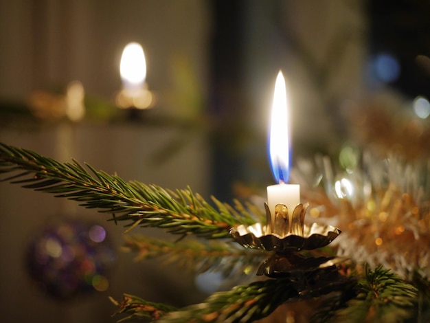 Foto kerzen auf dem weihnachtsbaum