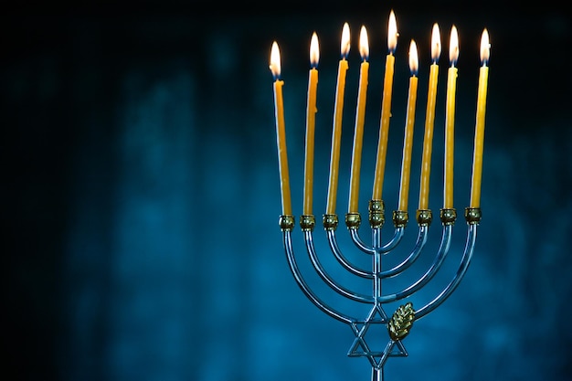 Kerzen brennen in der Menora für Hannukah