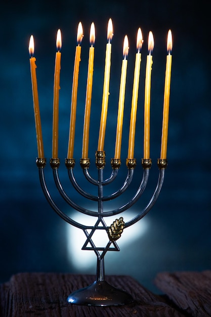 Kerzen brennen in der Menora für Hannukah