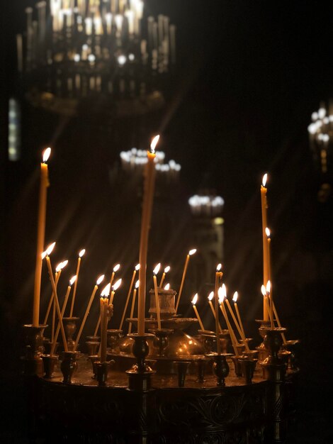 Foto kerzen in der kirche in montenegro