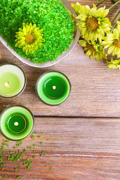 Kerzen mit Blumen mit Meersalz auf dem Tisch aus nächster Nähe