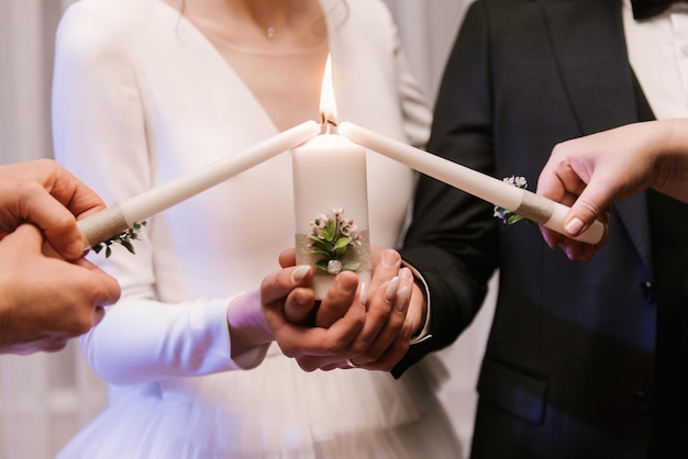 Kerzen mit Dekor für einen Heimherd bei einer Hochzeit