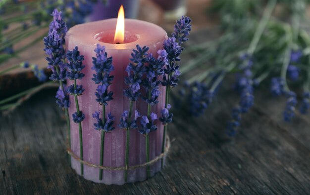 Foto kerzen mit lavendelblumen auf tabellenabschluß oben