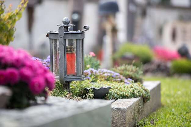 Kerzenlaterne auf dem Friedhof Trauertrauer