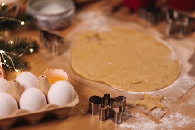 Kerzenlicht an Weihnachten Backende Lebkuchen Weihnachtsstimmung lösche die Kerze