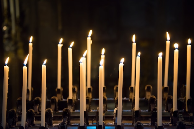 Kerzenlicht in der Kirche auf schwarzem Hintergrund