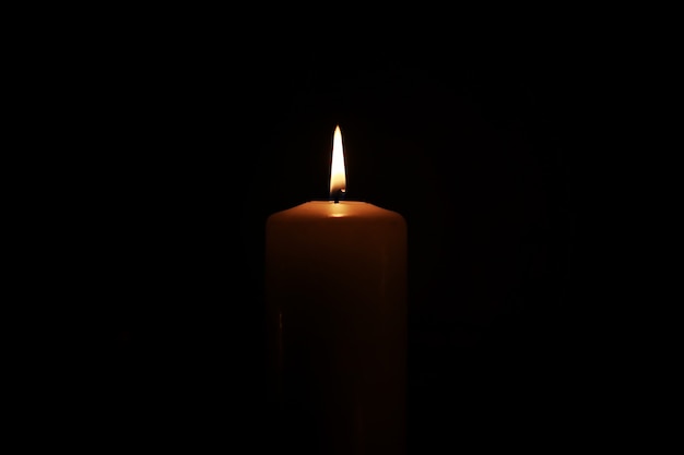 Kerzenlicht isoliert schwarz