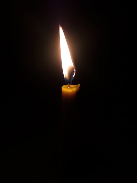 Kerzenlicht mit schwarzem Hintergrund