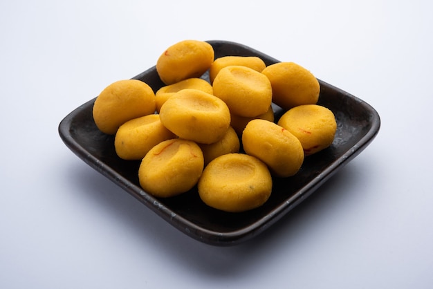 Kesar Pedha oder Peda ist ein traditionelles indisches Süßgericht aus Milch oder Khoya und Safran