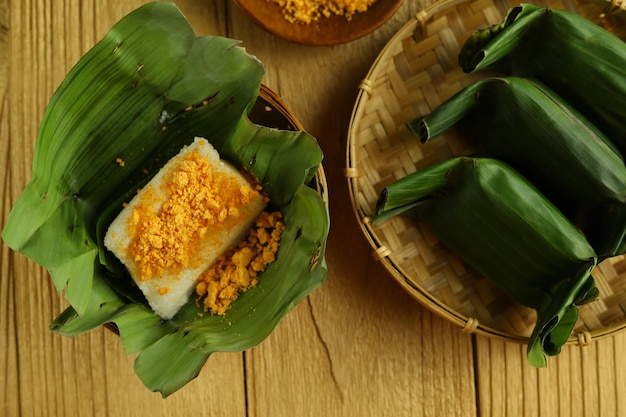 Ketan Bumbu traditioneller Snack aus Cirebon West Java Indonesien aus klebrigem Reis