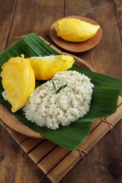 Ketan duren o ketan durian está hecho de arroz glutinoso, leche de coco y durian.