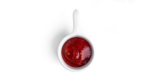 Ketchup aislado en blanco.