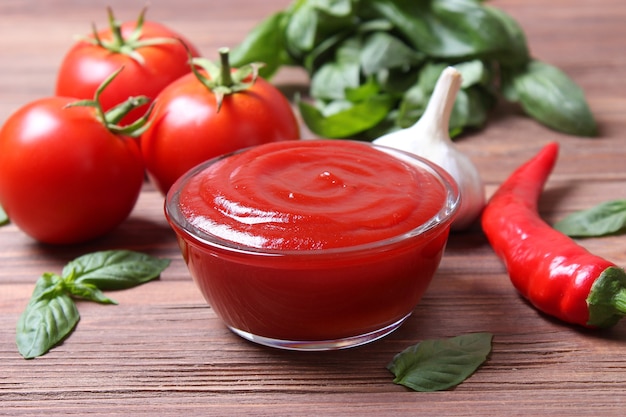 Ketchup auf dem Tisch Tomatensauce frische Tomaten