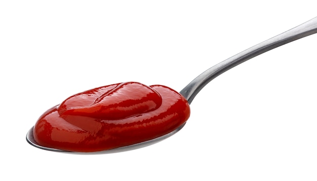 Ketchup en cuchara aislado sobre superficie blanca con trazado de recorte