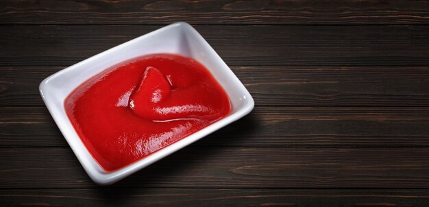 Ketchup de tomate em um pires branco