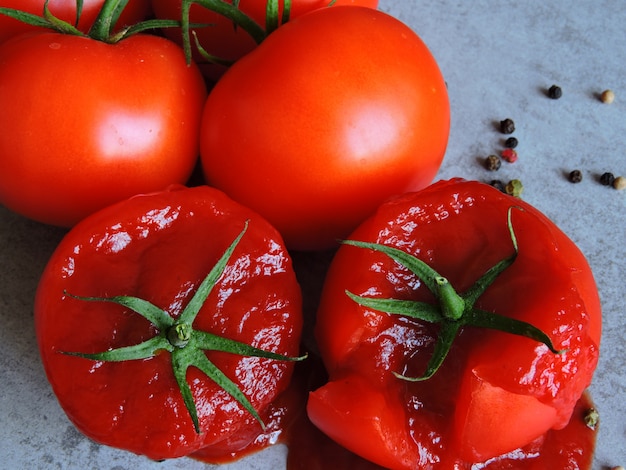 Ketchup dentro de um tomate.