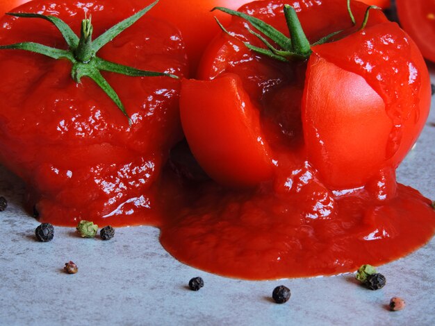 Ketchup dentro de um tomate.