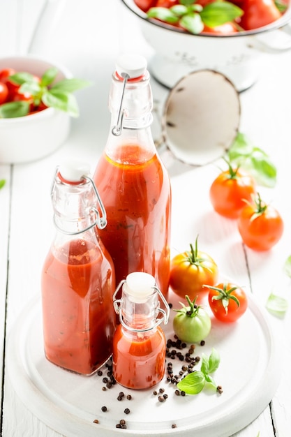 Ketchup em pote com ervas Conserva de tomate vermelho em casa