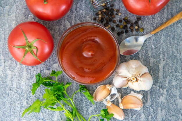 Ketchup em uma tigela sobre a mesa Foco seletivo