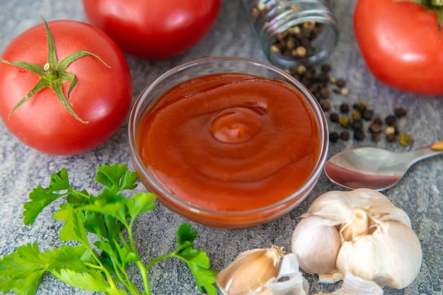 Ketchup in einer Schüssel auf dem Tisch Selektiver Fokus