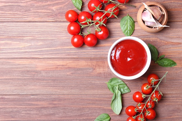 Ketchup na mesa molho de tomate tomate fresco