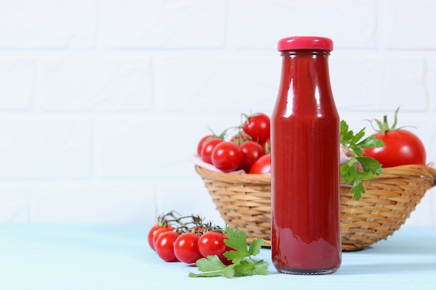 Ketchup na mesa molho de tomate tomate fresco