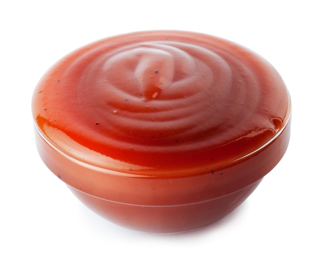 ketchup na pequena tigela isolada em fundo branco