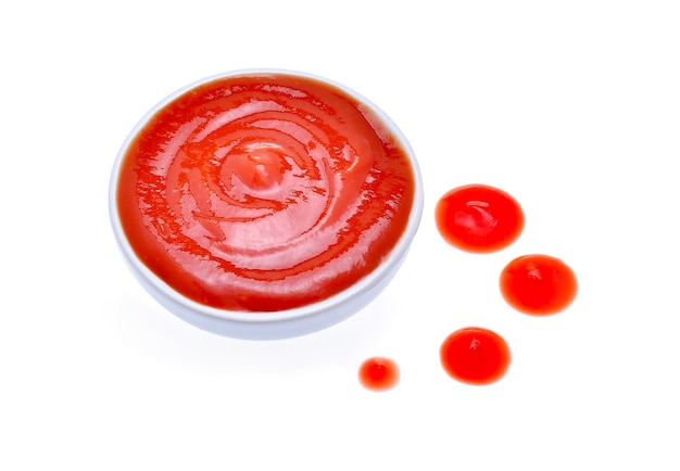 Foto ketchup ou molho de tomate isolado no fundo branco