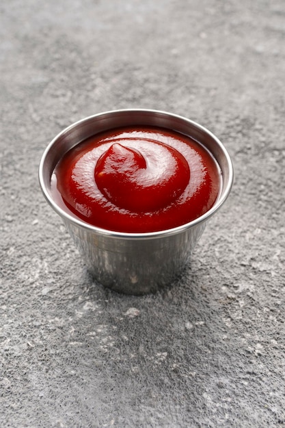 Ketchup en un recipiente de metal