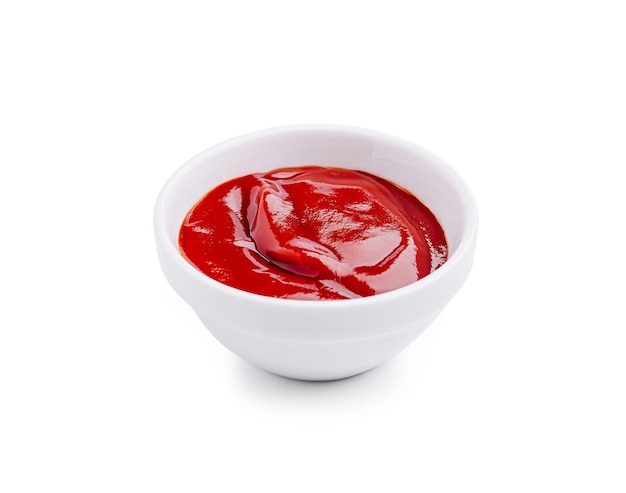 Ketchup rojo fresco en un cuenco blanco listo para servir en una comida casual