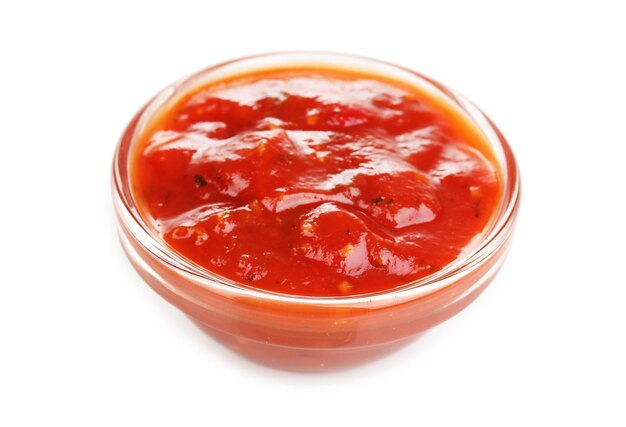 Ketchup saboroso em tigela isolada em branco