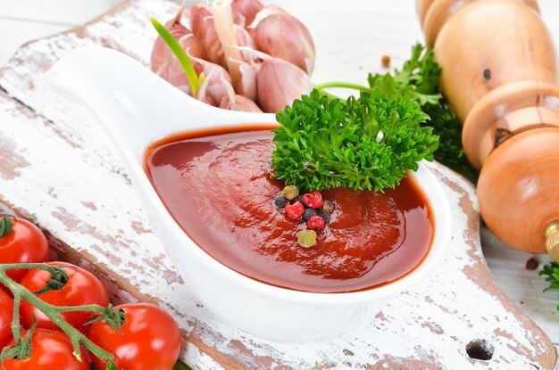 Ketchup-Sauce Tomaten Gewürze und Kräuter Ansicht von oben Freier Platz für Ihren Text