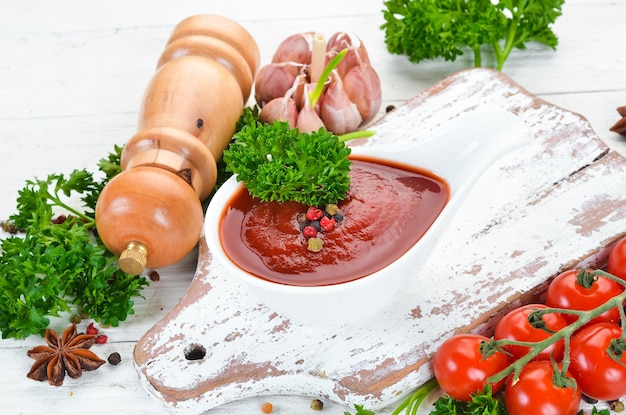 Ketchup-Sauce Tomaten Gewürze und Kräuter Ansicht von oben Freier Platz für Ihren Text