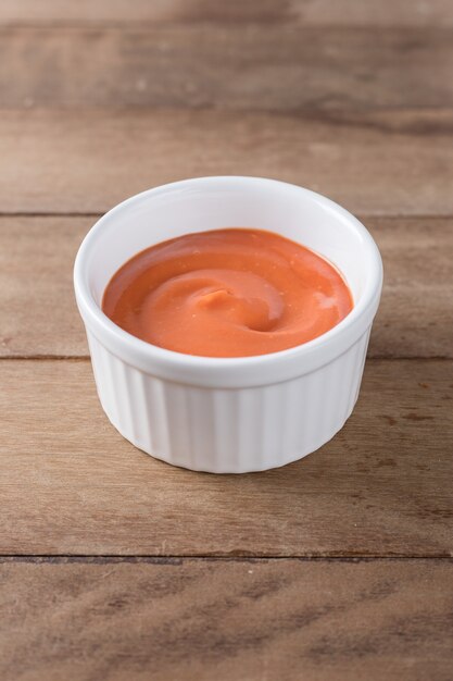 Ketchup vermelho saboroso na panela com fundo