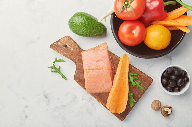 Keto Alimentos dietéticos baixos em carboidratos FODMAP com vegetais e frutas salmão fumado verduras nozes azeitonas Alimentação saudável