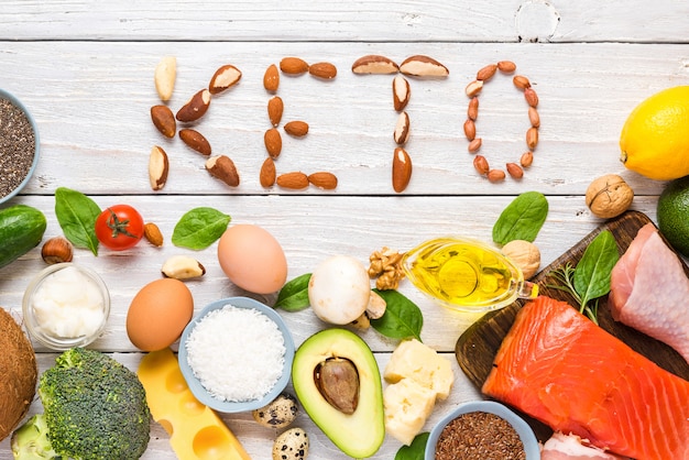 Keto-Diät-Konzept. Ketogene Diätnahrung. Ausgewogenes kohlenhydratarmes Essen. Gemüse, Fisch, Fleisch, Käse, Nüsse