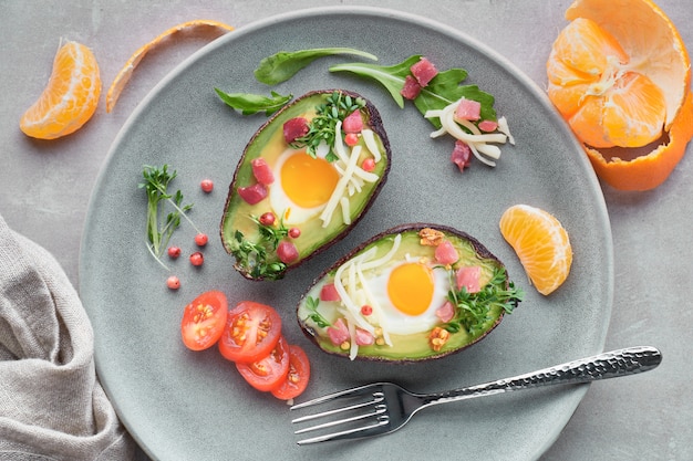 Keto-Diätgericht: Avocado-Boote mit Schinkenwürfeln, Wachteleiern und Käse, Top Lay