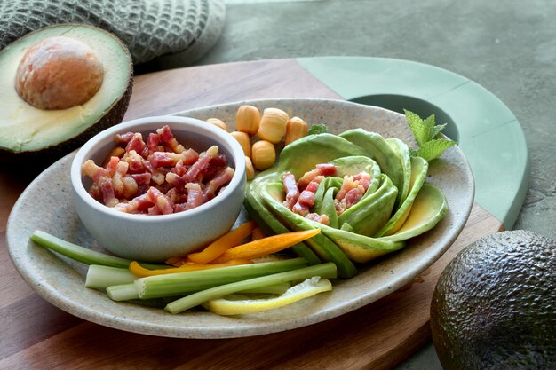 Keto dieta, close-up de salada de abacate rosa com cubos de bacon e queijo defumado