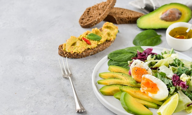 Keto dieta salada de abacate, couve verde, ovos e espinafre.