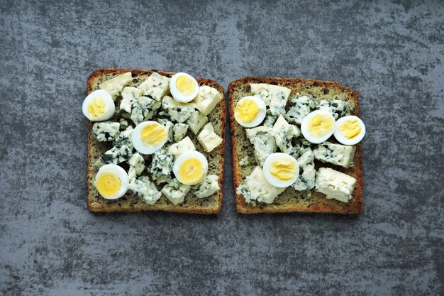 Keto dieta. Torradas com queijo azul e ovos de codorna. Torradas de ceto. Lanche saudável.